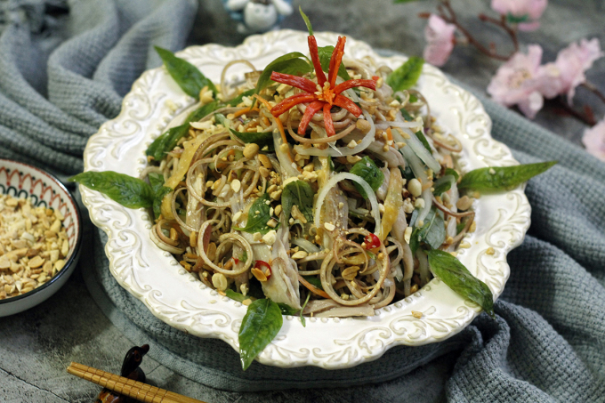 Nộm gà hoa chuối giòn ngon đổi vị ngày Tết