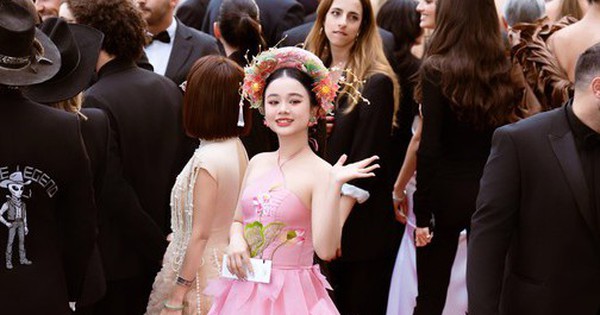 Mẫu teen Việt diện yếm cách tân nổi bật giữa thảm đỏ LHP Cannes 2025