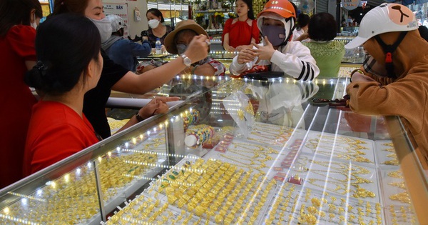 Giá vàng hôm nay 21-12: Neo ở vùng đỉnh, vẫn được dự báo tăng tiếp