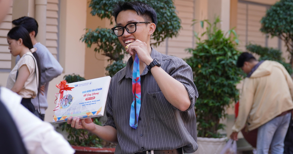 Khoảnh khắc được xướng tên thủ khoa Công nghệ thông tin trong lễ tốt nghiệp