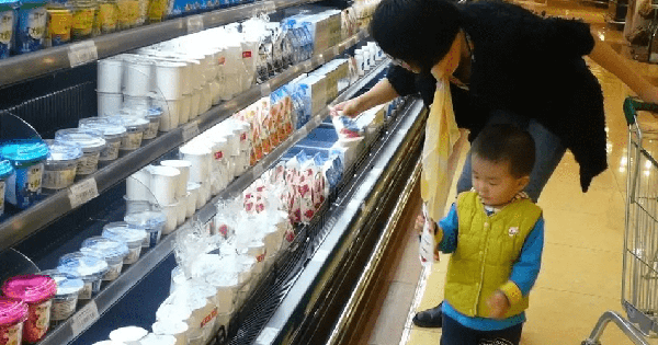 Con trai 4 tuổi lén ăn 1 quả cherry trong siêu thị, bị nhân viên đòi bồi thường nguyên cân: Phản ứng của người mẹ gây bão