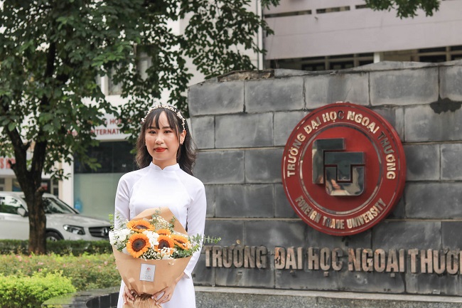 Nữ thủ khoa GPA 4.0 không bao giờ học quá 10 giờ đêm!